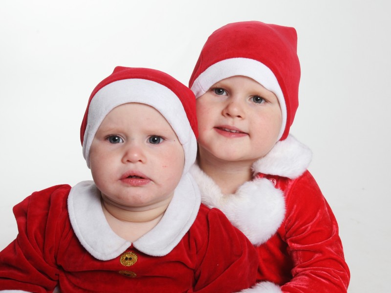Nora, 3 år och Alva Gienebrant, 1 år, Vännäs, önskar er en riktigt god jul.
